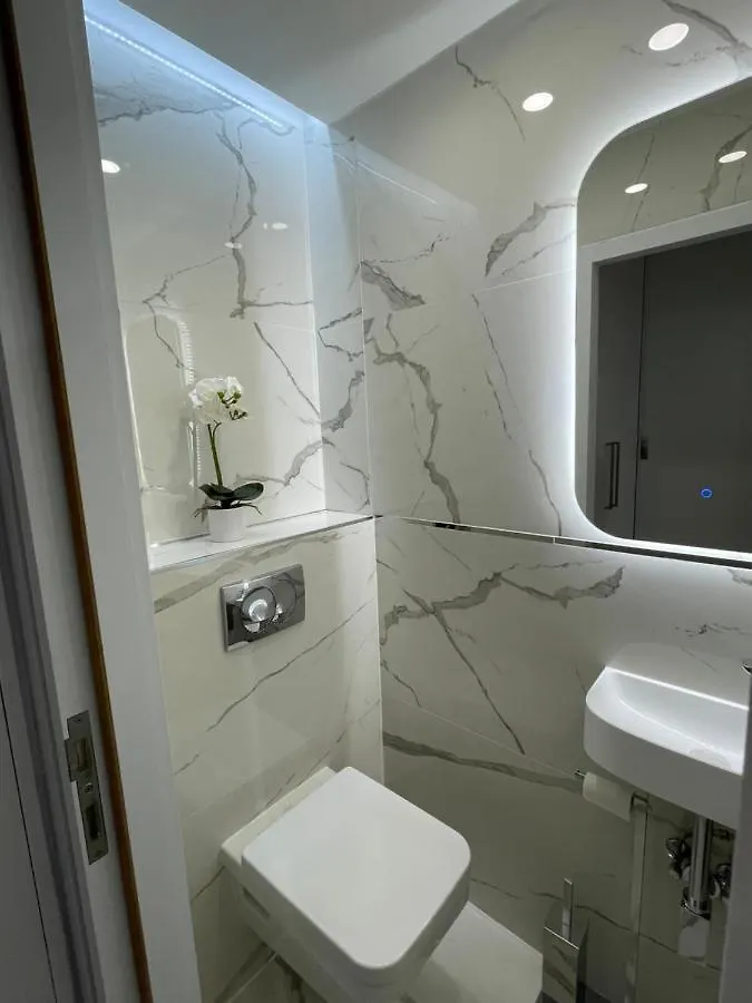 Lovely New Apartment By The Parliament Budapest 0*,